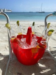 Profitez d'une soirée animée au célèbre bar Taloula Mango's / Blue Bitch à Sint Maarten, tout en séjournant dans les luxueuses locations de vacances de The Hills Residence.