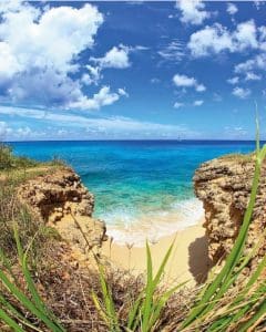 La plage de Cupecoy à Sint Maarten offre une expérience unique avec son paysage isolé et époustouflant de falaises calcaires, ce qui en fait un endroit populaire pour les nudistes en quête d'une escapade sereine. Pour ceux qui recherchent un hébergement à proximité, les Hills Vacation Rentals offrent un refuge tranquille au milieu des magnifiques collines de Sint Maarten, offrant un mélange parfait de beauté naturelle et de détente.
