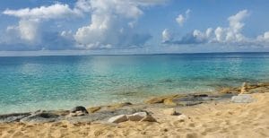 La plage de Baie Longue, également connue sous le nom de plage de Long Bay, est l'une des plus grandes et des plus belles plages de sable de Saint-Martin. Avec son sable blanc, ses eaux cristallines et ses magnifiques couchers de soleil, elle offre aux visiteurs un cadre tranquille et pittoresque pour se détendre et profiter de la beauté des Caraïbes. D'autre part, les locations de vacances Hills à Sint Maarten proposent des hébergements luxueux avec une vue imprenable sur les collines de l'île, offrant un refuge serein et paisible aux voyageurs en quête de tranquillité et de beauté naturelle.