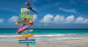 Little Bay Beach à Sint Maarten est un endroit magnifique avec du sable blanc et des eaux claires, parfait pour les activités de détente et d'aventure comme le pédalo et le jet ski. Hills Vacation Rentals à Sint Maarten propose des hébergements luxueux avec des vues à couper le souffle, offrant une escapade sereine dans la nature aux voyageurs en quête de tranquillité.