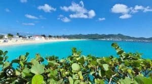 La plage de Burgeaux Bay, située sur la côte sud-ouest de Sint Maarten, est une petite plage isolée connue pour ses eaux cristallines et son atmosphère sereine. Avec sa forme de croissant et sa vue imprenable sur Saint-Barth, il offre un cadre pittoresque aux visiteurs en quête de détente et de beauté naturelle. D'autre part, les locations de vacances Hills à Sint Maarten proposent un hébergement luxueux avec une vue imprenable sur les collines de l'île, offrant une escapade paisible et rajeunissante aux voyageurs souhaitant s'immerger dans la beauté des Caraïbes.