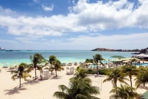 Great Bay Beach, située à Philipsburg, Sint Maarten, est une destination populaire connue pour ses eaux calmes et son atmosphère familiale. Avec un large éventail de boutiques et de restaurants le long de la plage, les visiteurs peuvent profiter d'une journée de détente au bord de l'eau. Les locations de vacances Hills à Sint Maarten proposent un hébergement luxueux à proximité de Saint-Martin néerlandais et français. Les clients peuvent profiter d'un séjour confortable tout en explorant la magnifique île et ses diverses attractions
