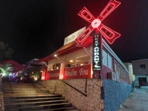 Le restaurant Le Moulin Fou à Sint Maarten est un établissement de restauration français renommé, situé entre l'aéroport Princess Juliana et Mullet Bay. Les locations de vacances The Hills Residence à Sint Maarten offrent des hébergements luxueux immergés dans la splendeur naturelle de l'île.