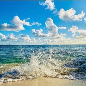 La plage de Mullet Bay à Sint Maarten est une destination incontournable connue pour ses superbes eaux des Caraïbes et ses rivages sablonneux. Il offre un environnement serein et constitue un endroit prisé pour des activités telles que le surf et le golf. Les Hills Vacation Rentals offrent un refuge tranquille au milieu des magnifiques collines de Sint Maarten, offrant un mélange parfait de beauté naturelle et de détente pour le plaisir des visiteurs.
