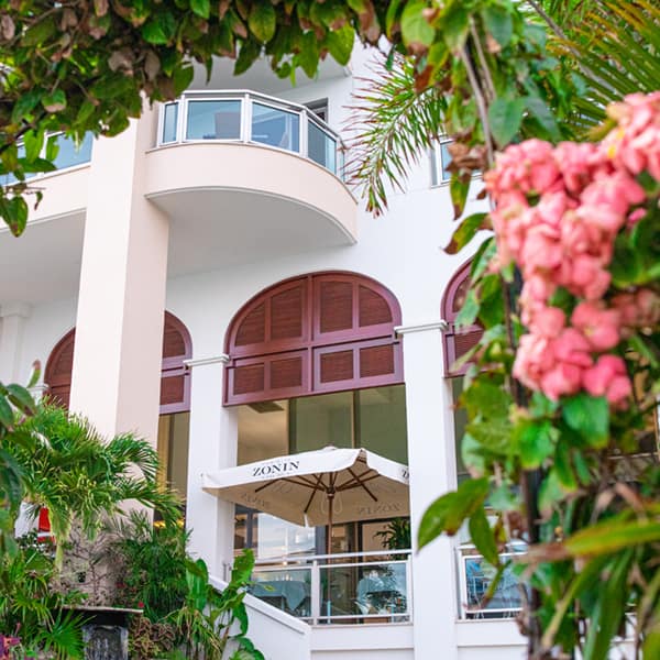 Mario's Bistrot at The Cliff est un restaurant renommé situé dans la baie de Cupecoy, à Sint Maarten. The Hills Residence Vacation Rentals à Sint Maarten propose des hébergements luxueux avec des intérieurs spacieux et des vues spectaculaires.