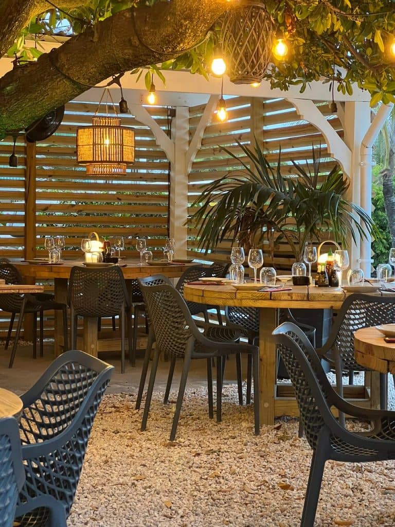 Le restaurant Le Sao à Sint Maarten est un lieu branché proposant une cuisine asiatique situé à Orient Bay. Avec son ambiance moderne et son menu offrant une variété de saveurs, c'est un incontournable pour les amateurs de gastronomie. Les locations de vacances de The Hills Residence à Sint Maarten proposent des appartements luxueux pour une expérience de vacances inoubliable.