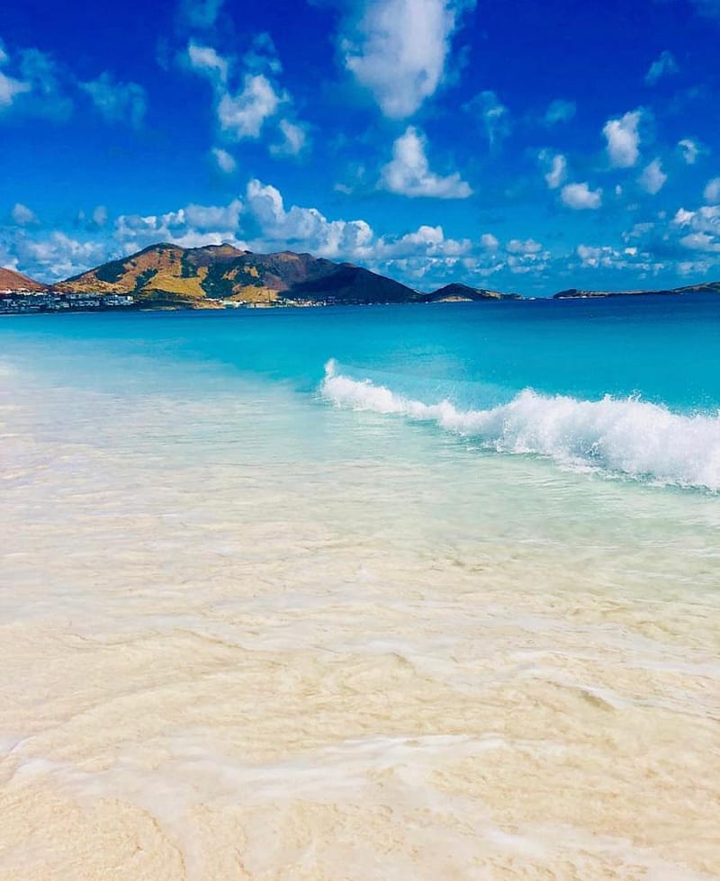 La plage de la Baie Orientale, également connue sous le nom de Baie Orientale, est une destination incontournable de l'île de Saint-Martin. Avec son étendue de sable blanc d'un kilomètre de long, ses eaux turquoise et sa variété de restaurants et de boutiques en bord de mer, elle offre aux visiteurs une expérience caribéenne parfaite. À l'inverse, les locations de vacances Hills à Sint Maarten proposent des hébergements luxueux surplombant les collines pittoresques de l'île, offrant une escapade tranquille et rajeunissante aux voyageurs à la recherche d'une retraite paisible au milieu de la beauté de la nature