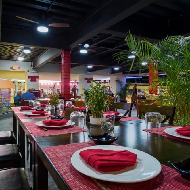 L'Alina Restaurant à Saint-Martin offre une expérience culinaire unique avec sa fusion de cuisine japonaise. Les plats sont conçus pour être partagés à table et dégustés sur plusieurs assiettes, créant ainsi une expérience conviviale. The Hills Residence Vacation Rentals à Sint Maarten propose un hébergement idéal à proximité du restaurant Alina. Profitez d'un séjour confortable dans ces locations de vacances tout en découvrant les délices culinaires de l'île.